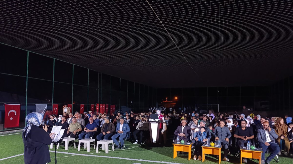 Diyadin'de Dev ekran köy meydanına kuruldu: Yüzlerce kişi Tendürek'te film izledi