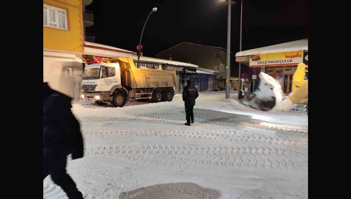 Diyadin'de ekiplerin karla mücadele mesaisi