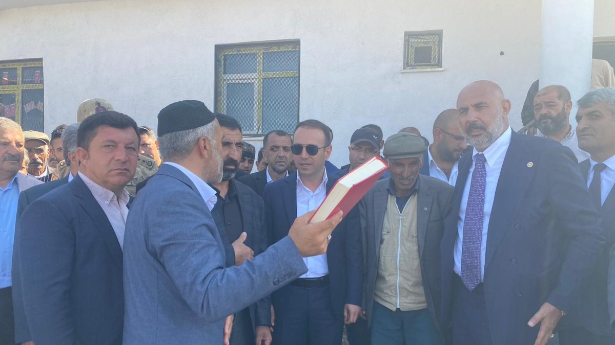 Diyadin'de kan davalı aileler barıştı: Dualar eşliğinde el sıkışıp husumeti bitirdiler