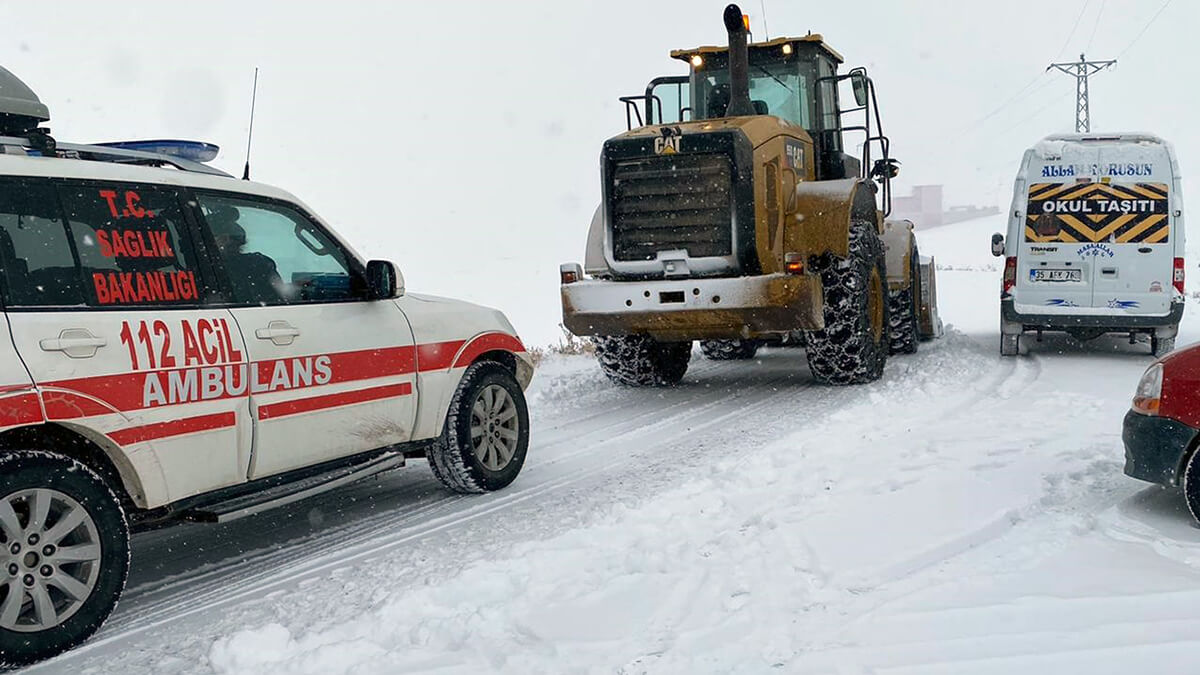Diyadin'de kar nedeniyle mahsur kalan 2 hastanın imdadına ekipler yetişti