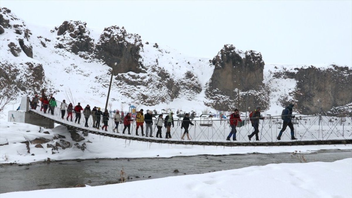 Diyadin'de Karla Kaplanan Murat Kanyonu Kış Trekkinginin Yeni Rotası Oldu