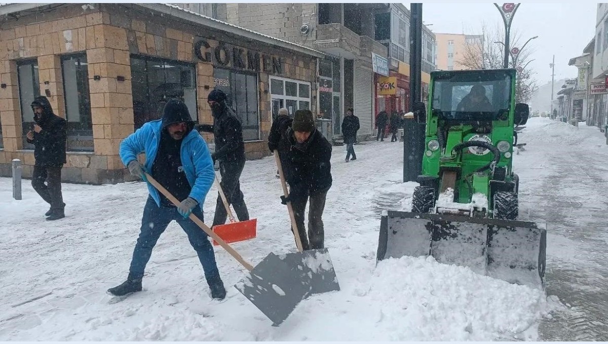 Diyadin'de karla mücadele çalışmaları devam ediyor