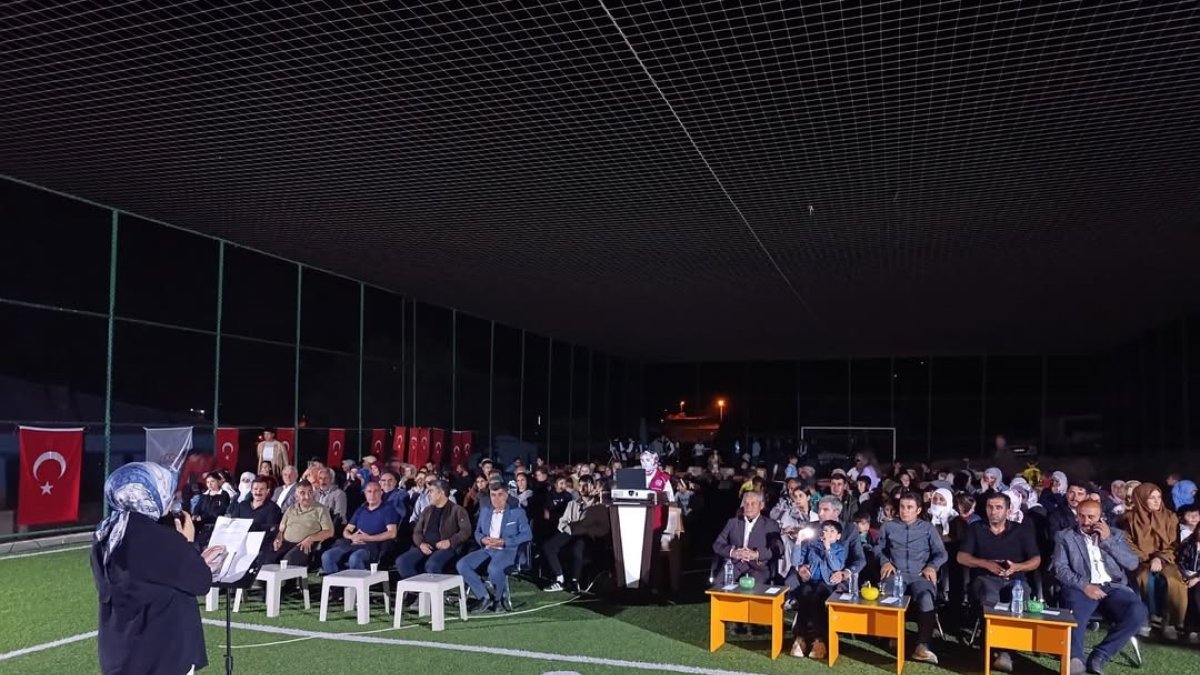 Diyadin'de Köy Meydanı Açık Hava Sinemasına Dönüştü