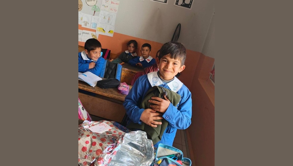 Diyadin'de Köy Öğretmeninden Öğrencisine Doğum Günü Sürprizi