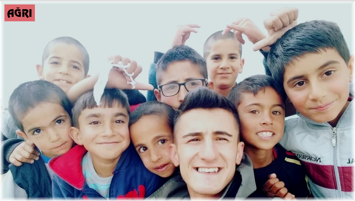 Diyadin'de mahalle mahalle dolaşıp öğrencilere fotoğrafçılığı öretiyor