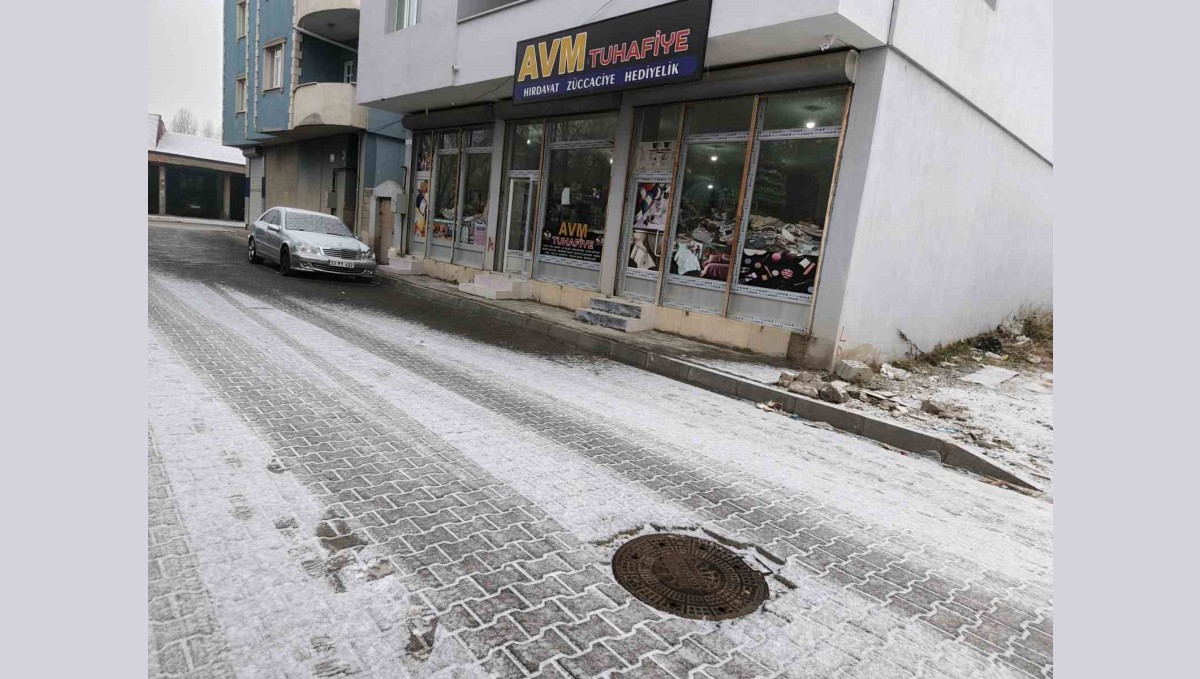 Diyadin'de Mevsimin İlk Karı İlçe Merkezini Beyaza Bürüdü
