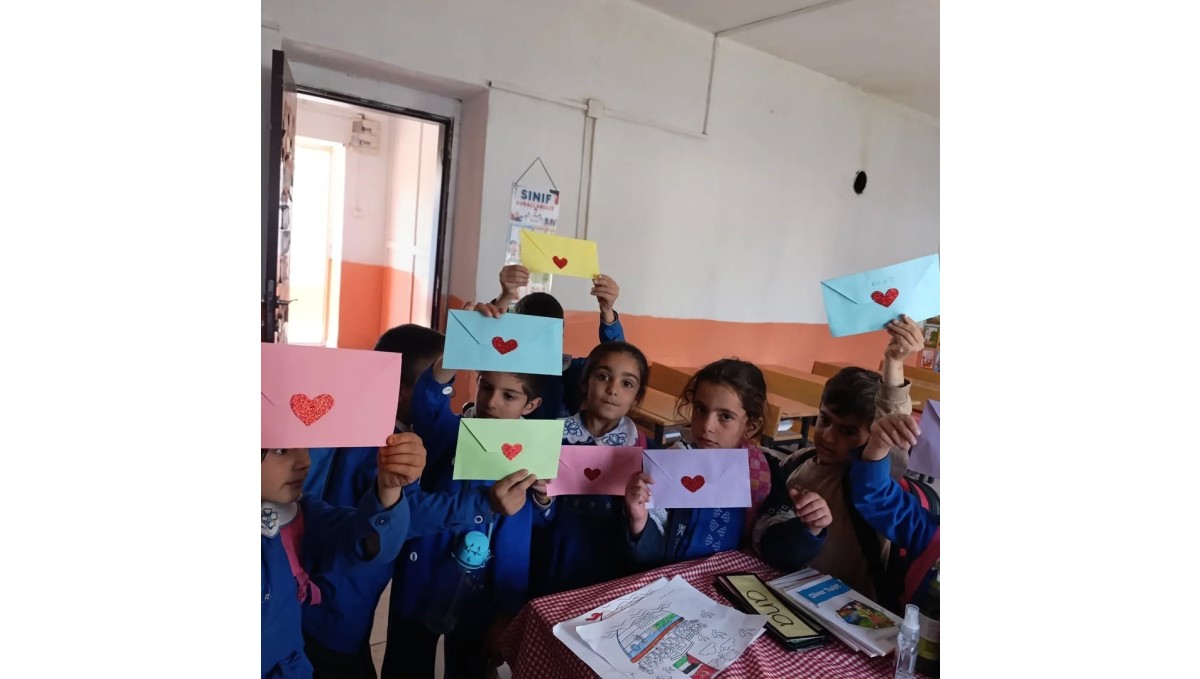 Diyadin'de Minik Öğrenciler Annelerine Sevgilerini Kâğıda Döktü