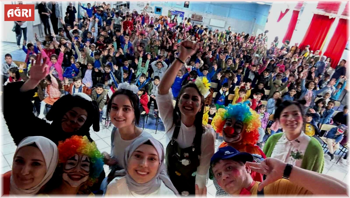 Diyadin'de minik yürekler tiyatro ile eğlendi