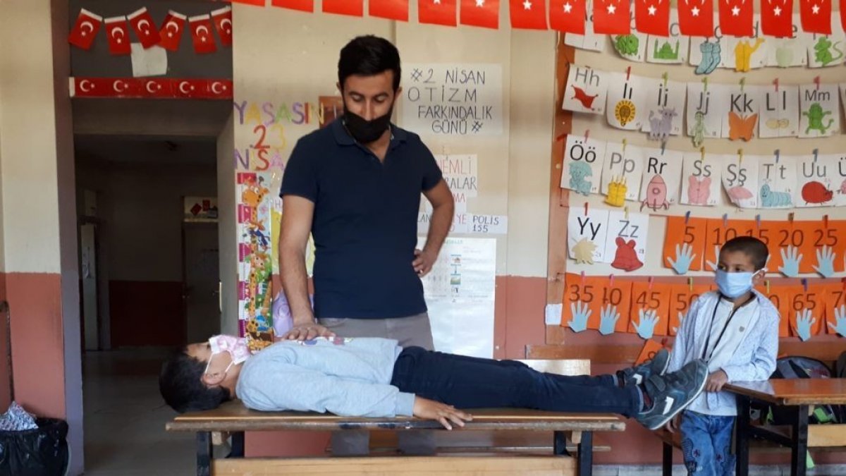 Diyadin'de öğrencilere tiyatro ve müzik eğitimi verildi