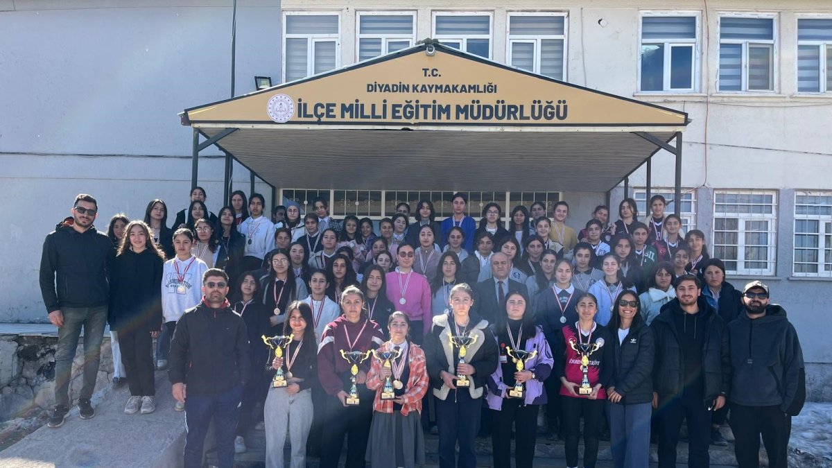 Diyadin'de Okullararası voleybol turnuvası