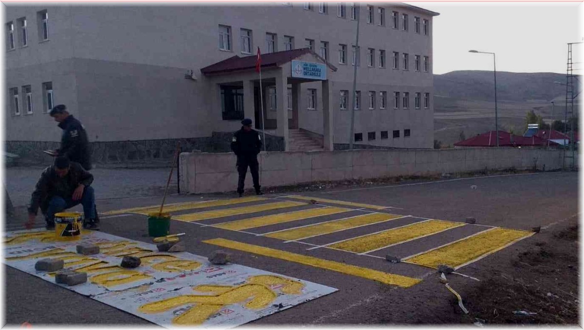 Diyadin'de "Önce Yaya" şerit çizgileri çizildi