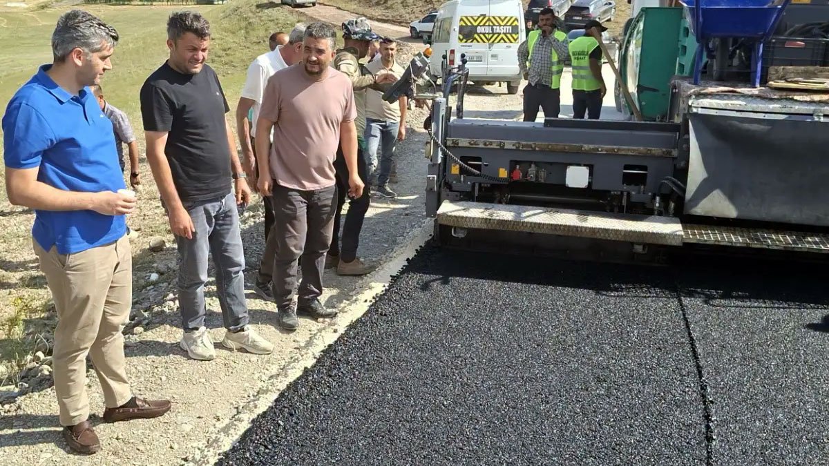 Diyadin'de Sezonun İlk Asfalt Çalışması Aşağıkardeşli Köyünde Başladı