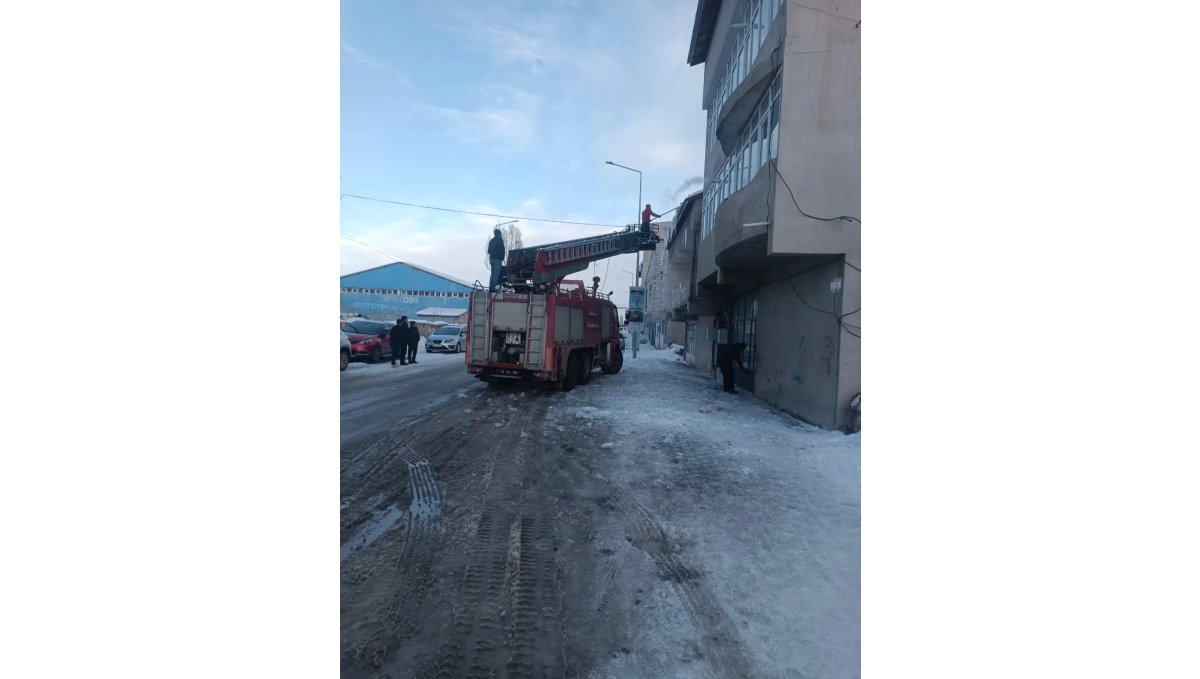 Diyadin'de tehlike oluşturan buz sarkıtları temizlendi