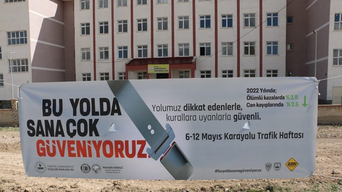 Diyadin'de Trafik Haftası Kutlamaları: Sürücülere Yönelik Trafik Uygulaması Yapıldı