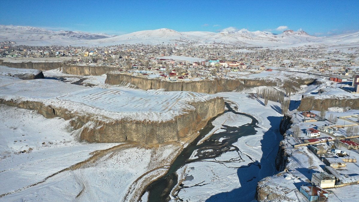 Diyadin'deki Murat Kanyonu kar yağışıyla beyaza büründü, ortaya kartpostallık görüntüler çıktı