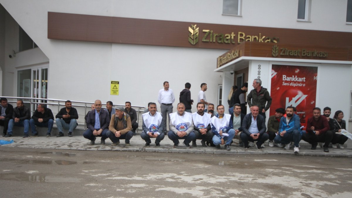 Diyadin Eğitim-Bir-Sen Üyelerinden Banka Önünde Protesto