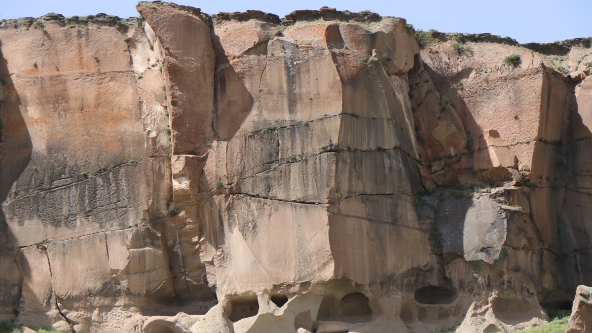 Diyadin'in gizli tarihi: Meya Mağaraları sessizce geçmişi anlatıyor