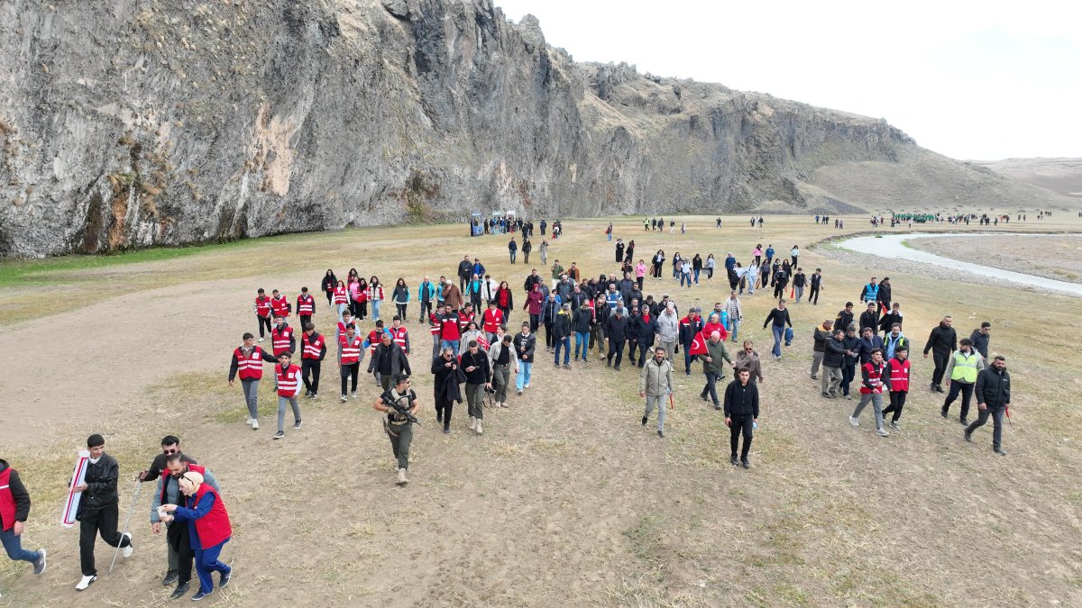 Diyadin Kanyonu'nda 50 Metrelik Sarp Kayalıkların Arasında 8 Kilometrelik Cumhuriyet Yürüyüşü