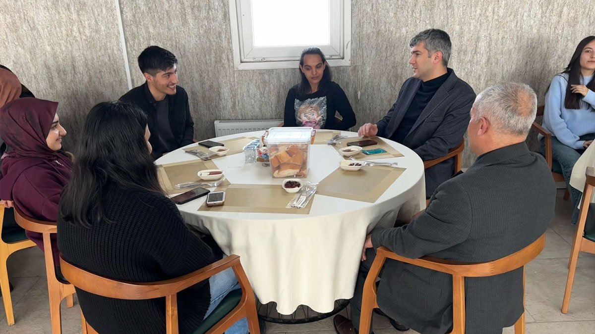 Diyadin Kaymakamı Korkusuz, üniversiteye hazırlanan öğrencilerle kahvaltıda buluştu