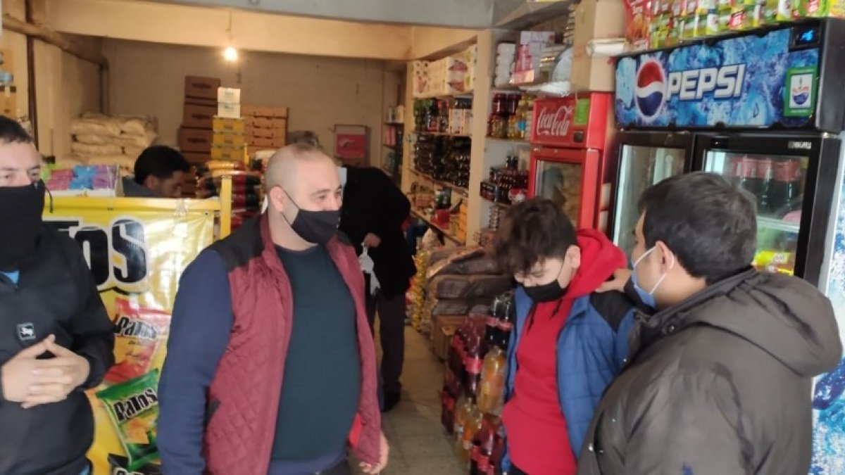 Diyadin’de Kaymakam Alper Balcı, esnaf ziyaretinde ihtiyaç sahiplerinin veresiye borçlarını ödedi