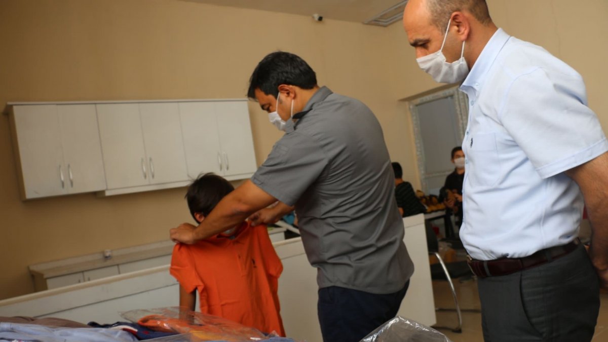 Diyadin’de kaymakamlığın kurduğu ücretsiz giyim mağazası, bayram öncesi ihtiyaç sahiplerine destek oldu