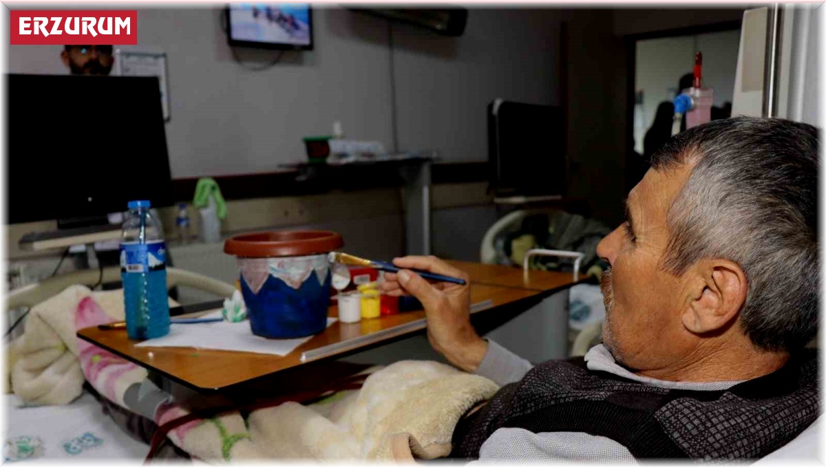 Diyaliz hastaları boyama yaparak keyifli vakit geçiriyorlar