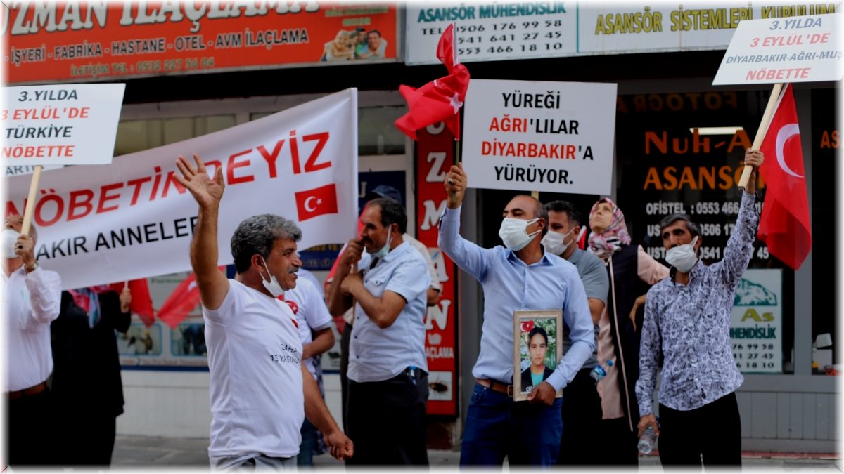 Diyarbakır Anneleri Ağrı’da HDP binası önünde eylem yaptı