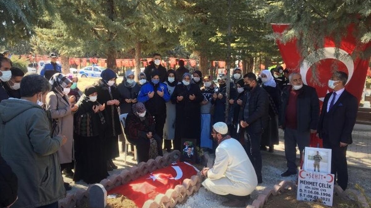 Diyarbakır annelerinden, Şehit Astsubay Çavuş Semih Özbey'in ailesine taziye ziyareti