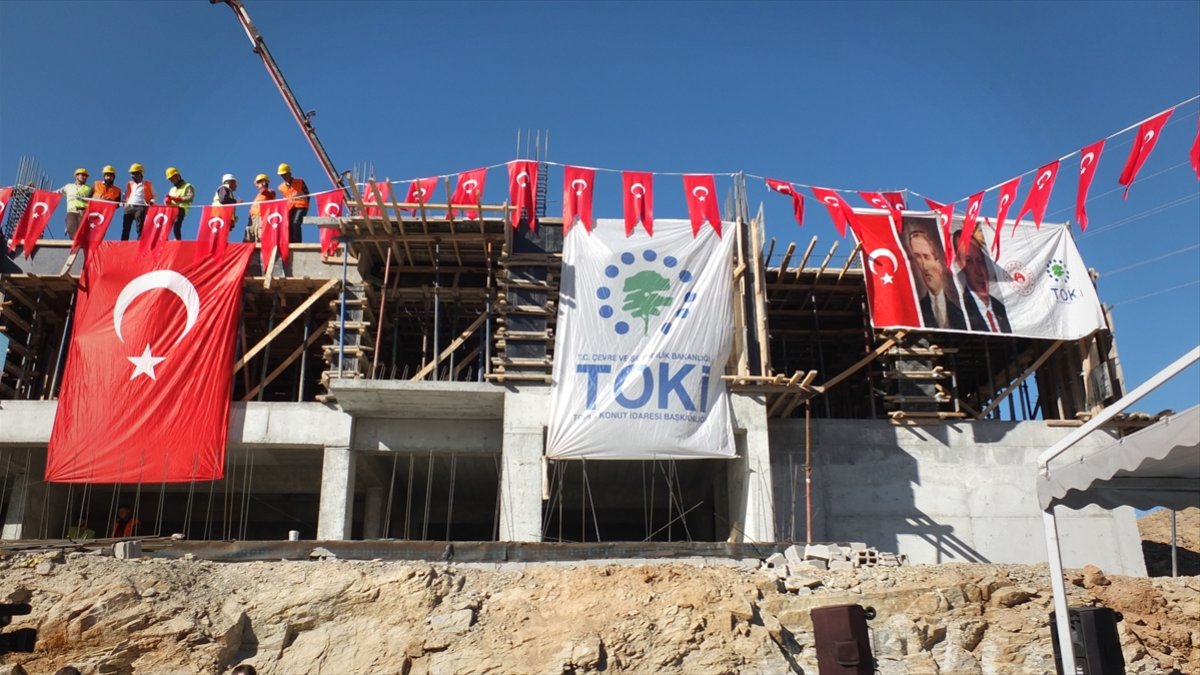 Diyarbakır ve Elazığ'da 'İlk Evim, İlk İşyerim Projesi' kapsamındaki konutların temeli atıldı