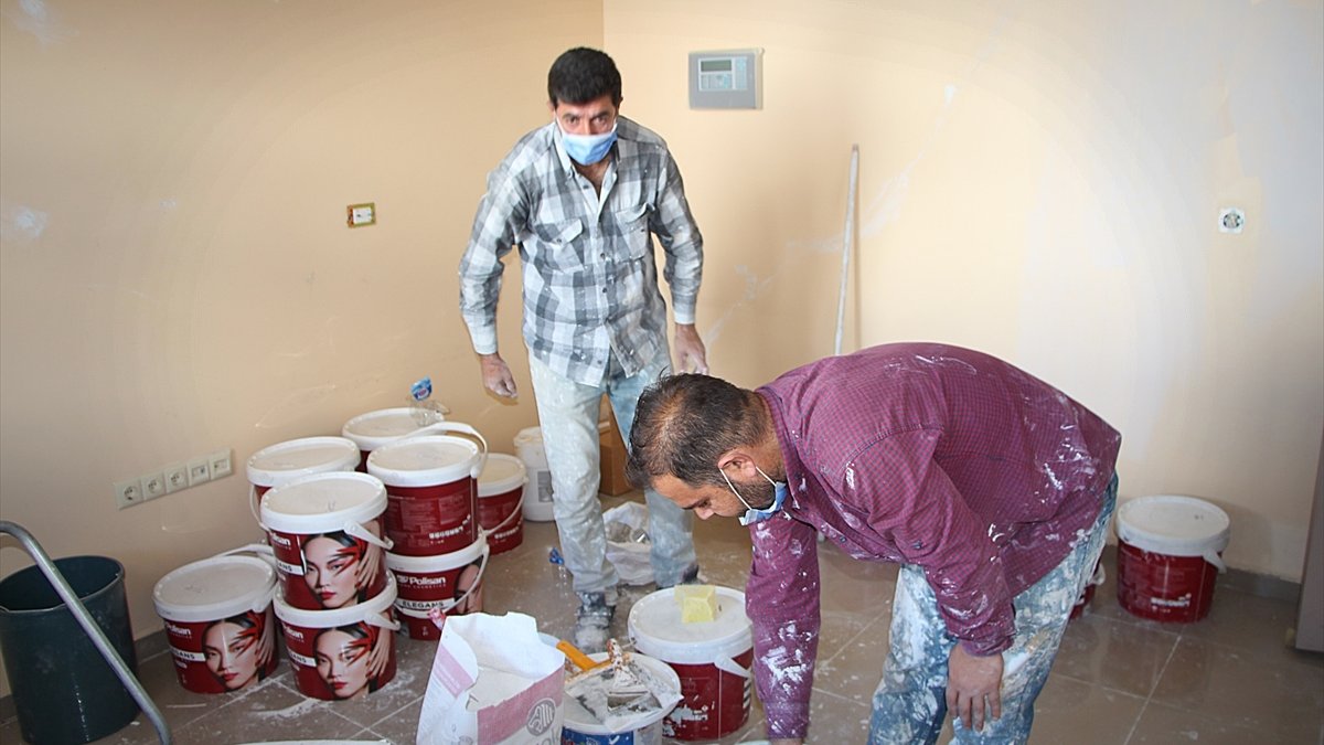 Diyarbakırlı iki usta sağlık çalışanlarına destek için Karlıova Devlet Hastanesini ücretsiz boyadı