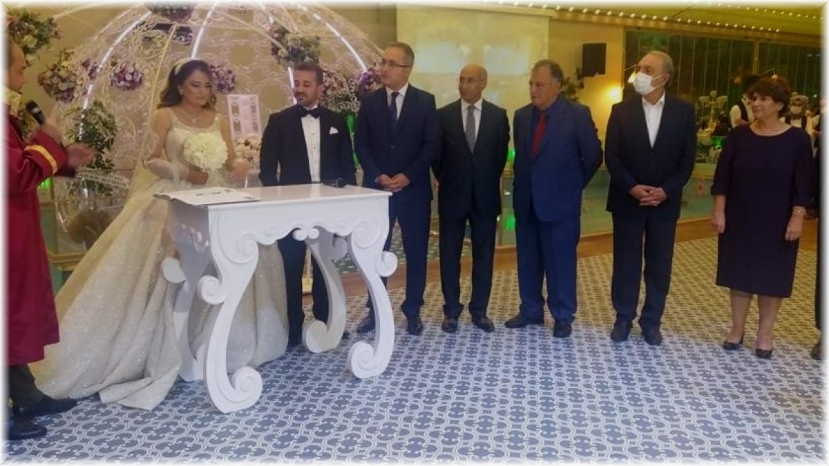 Doç. Dr. Yüksel dünya evine girdi