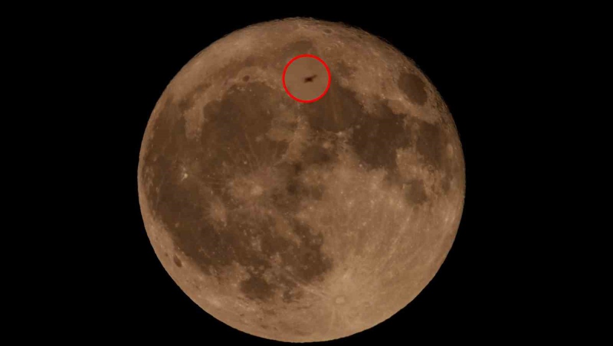 Doğa fotoğrafçısı dolunayı çekmek isterken ISS'yi görüntüledi