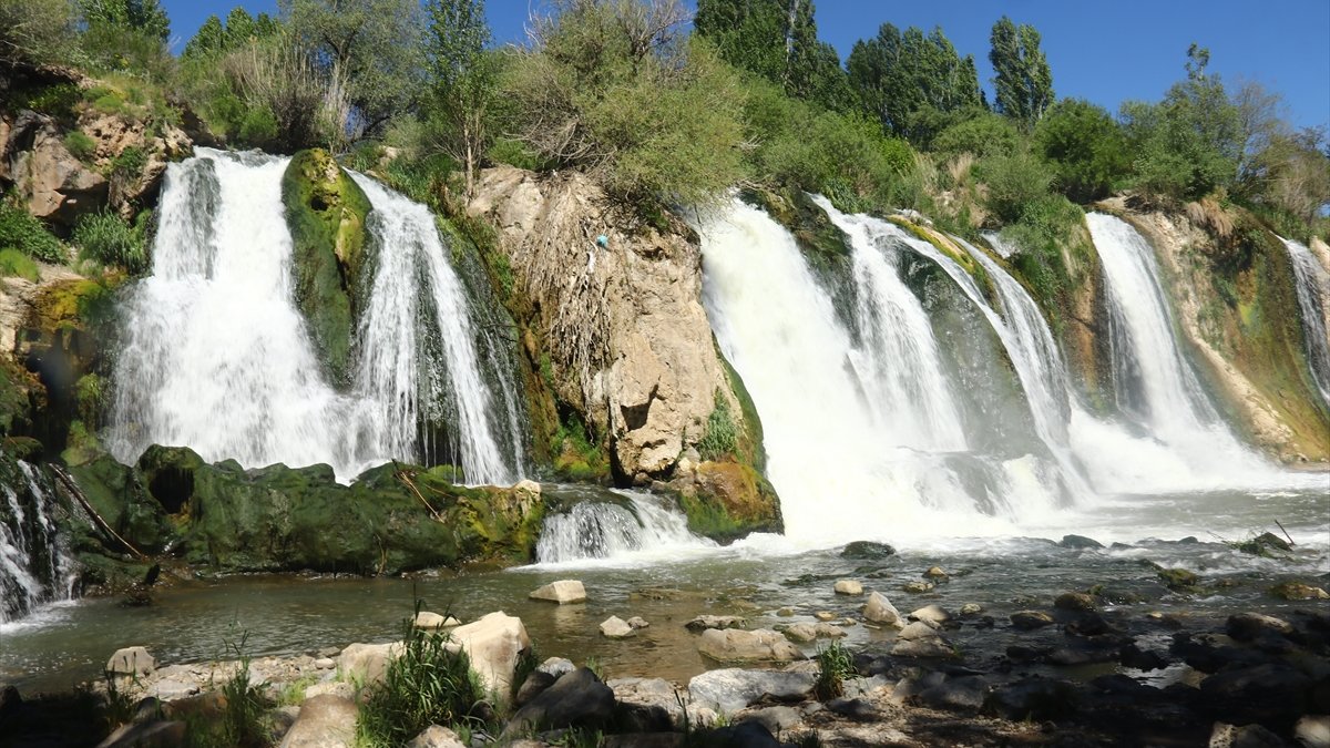 Doğa harikası Muradiye Şelalesi ziyaretçilerini bekliyor