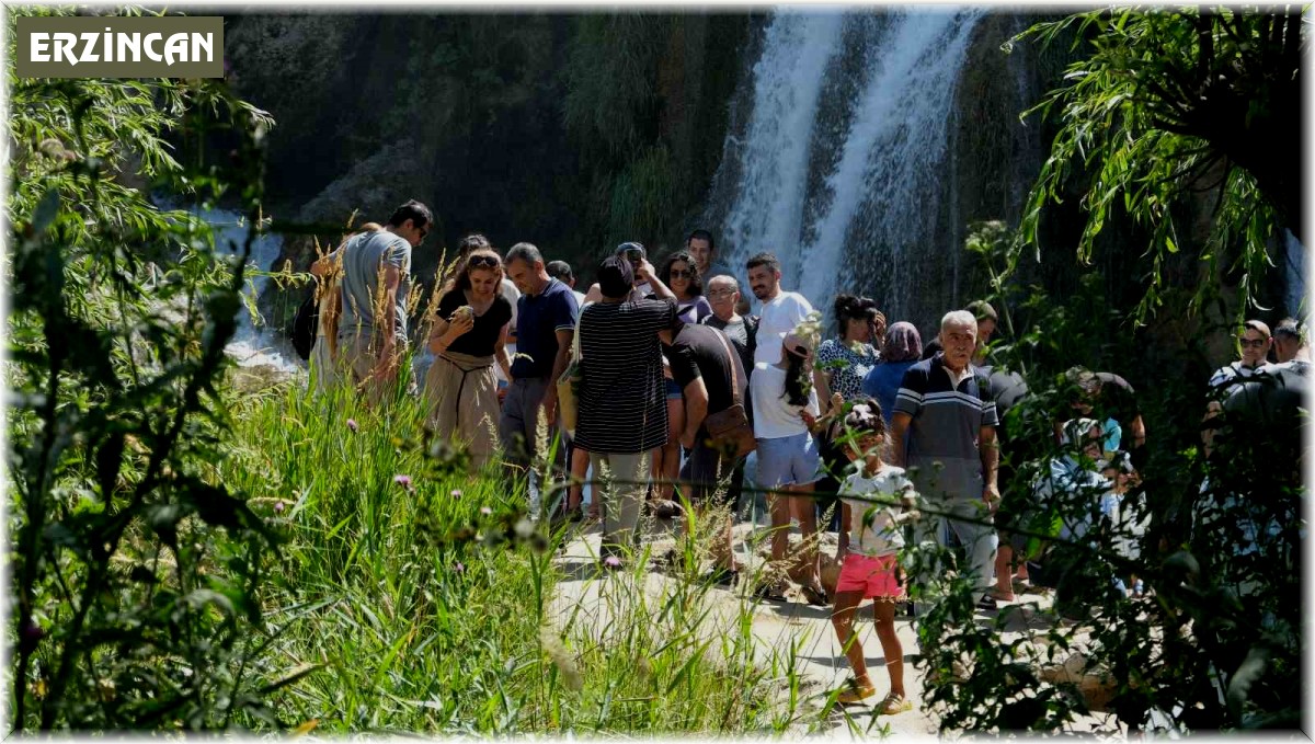Doğa harikası şelalede hafta sonu yoğunluğu