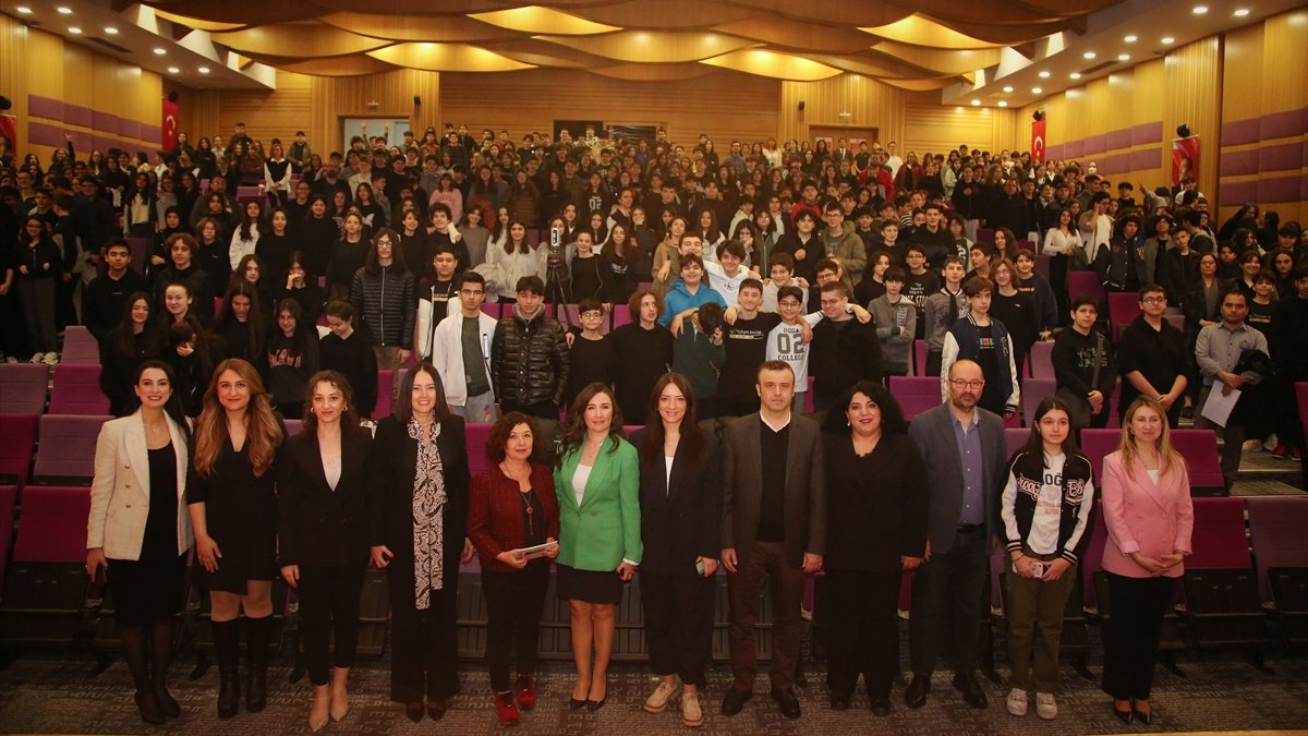 Doğa Kolejliler gazeteci ve eğitim yazarı Pervin Kaplan ile bir araya geldi