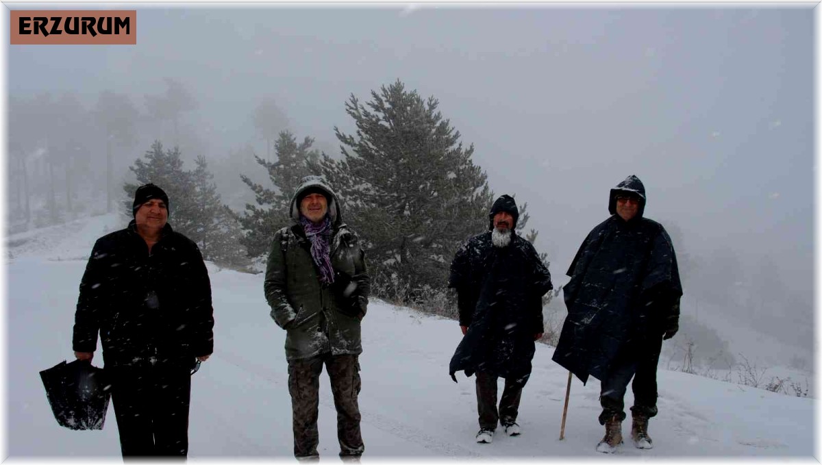 Doğa severlerin kar yağışında yürüyüş keyfi