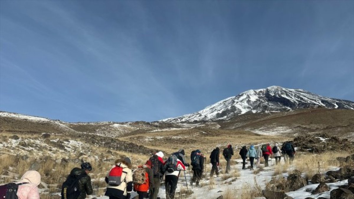 Doğa tutkunları küresel ısınmaya dikkati çekmek için Ağrı Dağı'na tırmandı
