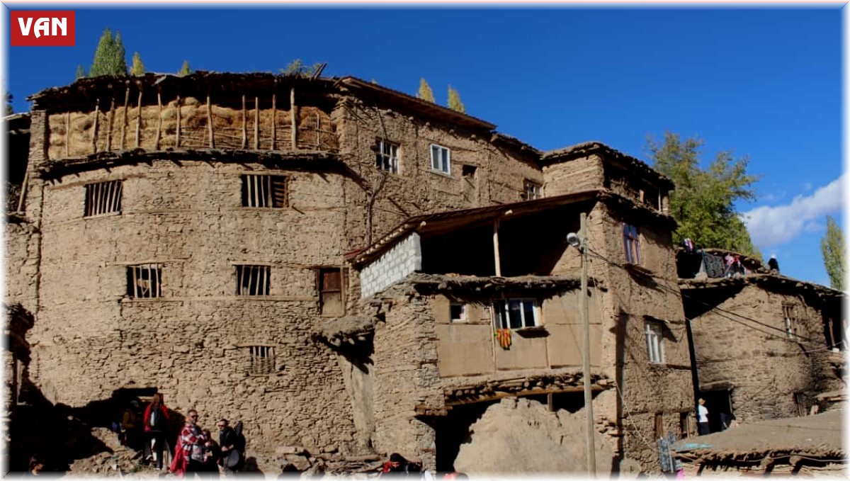 Doğa tutkunları sonbaharın renklerine boyanan taş evleri gezdi