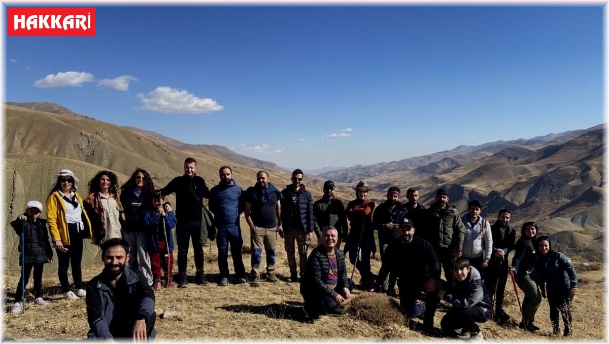 Doğa yürüyüşünün ardından elma hasadı