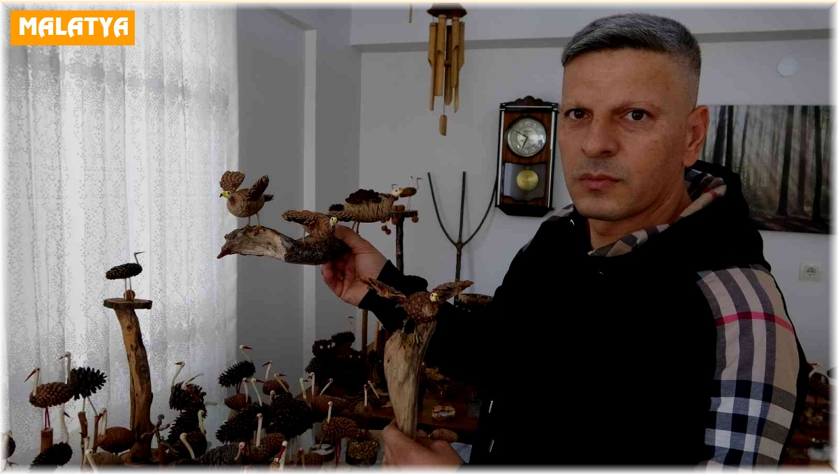 Doğadan topladığı ağaç parçalarını sanata dönüştürüyor