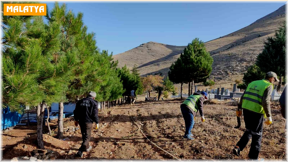 Doğanşehir Belediyesi 39 mahallede mezarlık temizliği yapıyor