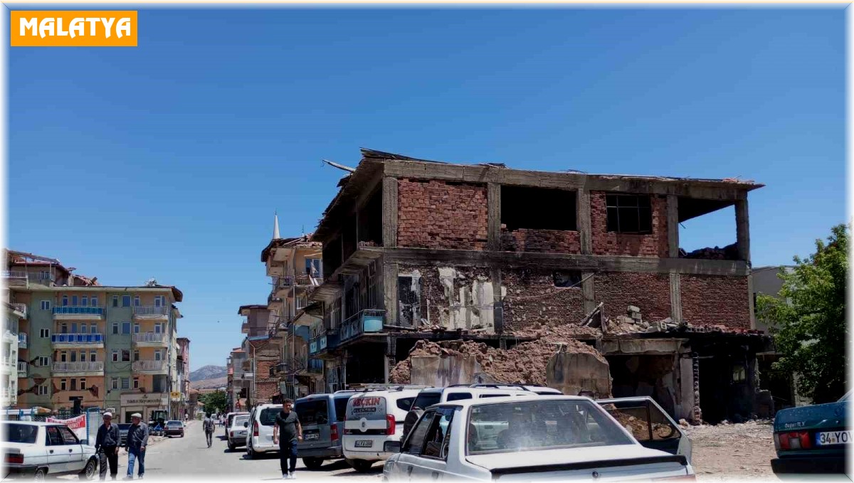 Doğanşehir'de ağır hasarlı binaların yıkımına başlanıyor