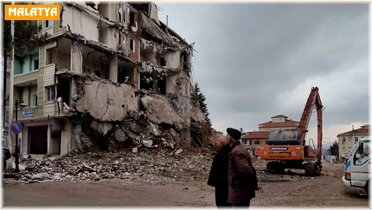 Doğanşehir'de ağır hasarlı binaların yıkımında sona yaklaşıldı