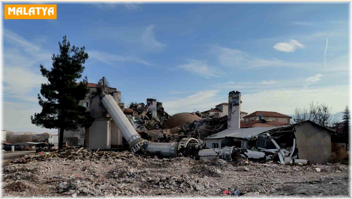 Doğanşehir'de ağır hasarlı yapıların yıkımı sürüyor