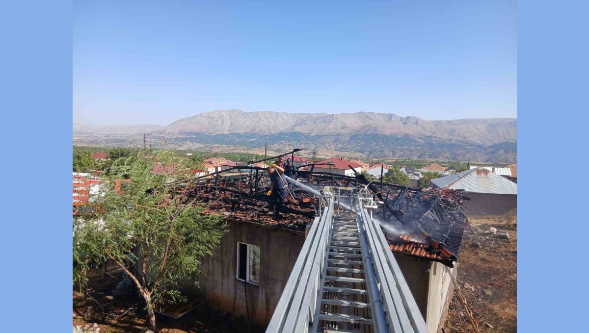 Doğanşehir'de çatı yangını