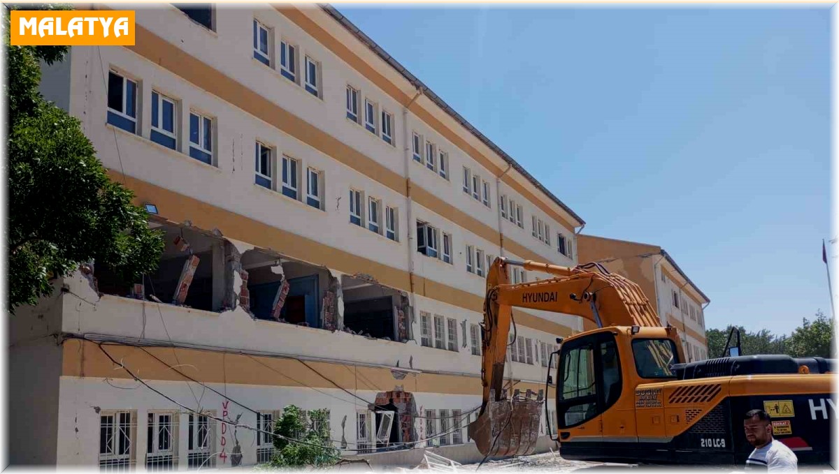 Doğanşehir'de hasarlı kamu binaları yıkılıyor