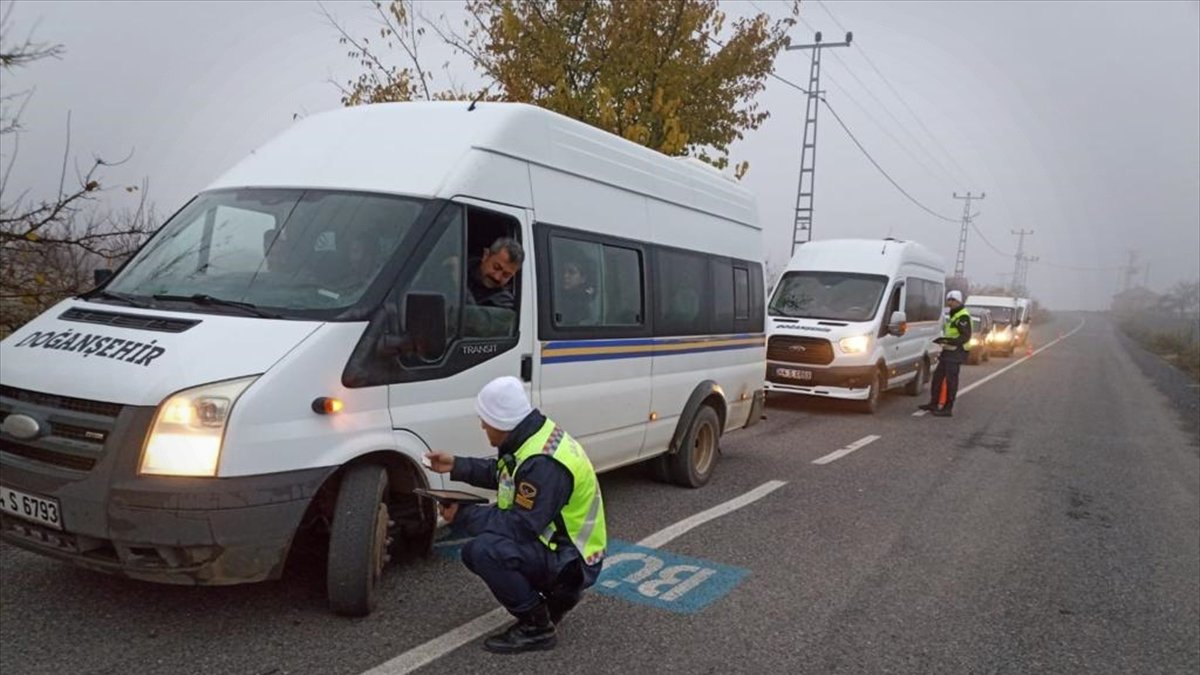 Doğanşehir'de öğrenci servislerine kış lastiği denetimi yapıldı
