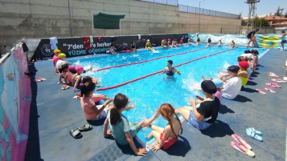 Doğanşehir'de portatif yüzme havuzu keyfi