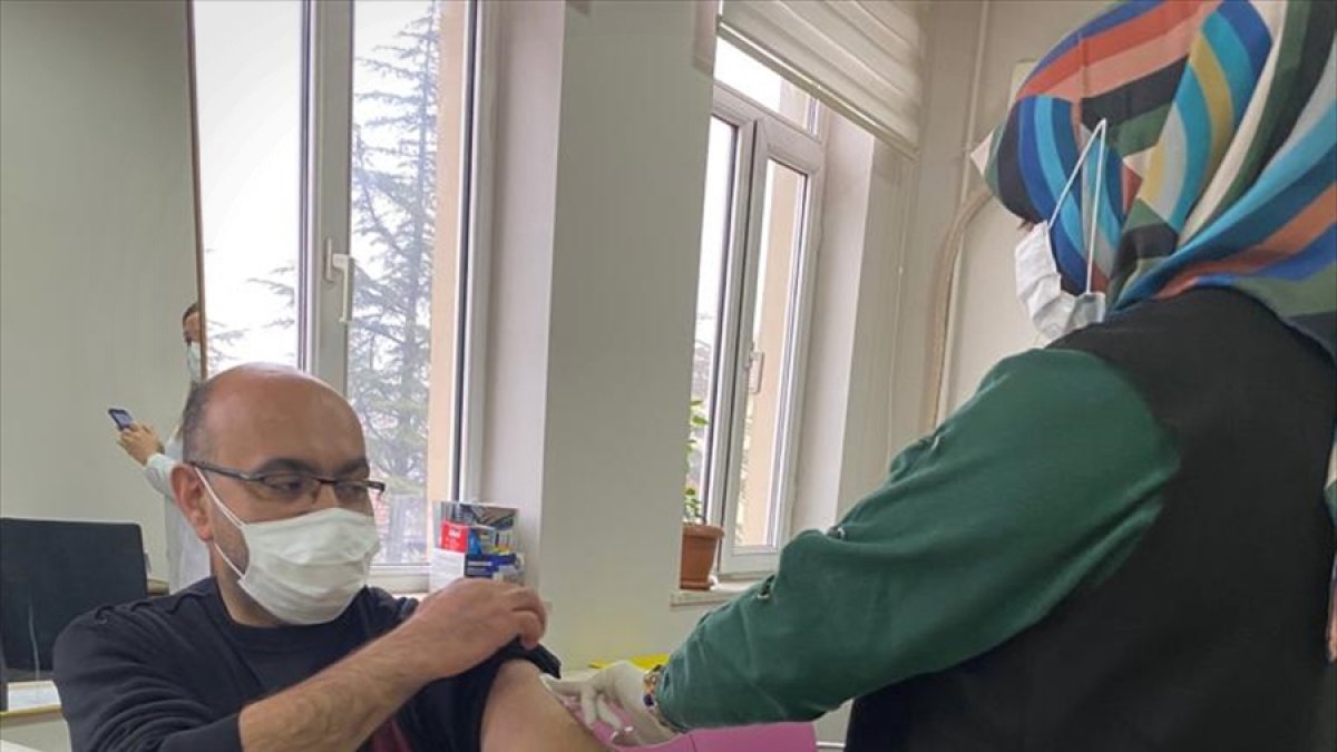 Doğanşehir'de sağlık çalışanlarına CoronaVac aşısının ilk dozu yapılmaya başlandı