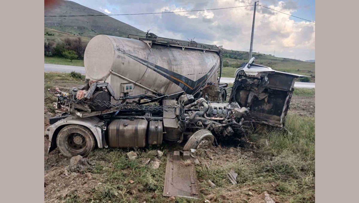 Doğanşehir'de tanker tarlaya devrildi, sürücü yaralandı